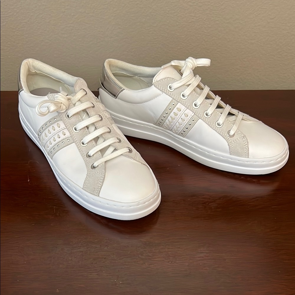 NWOT!!Geox Respira Pontoise Women’s leather sneakers. White, off white & silver.